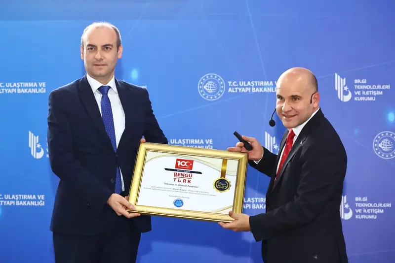 Teknoloji ve Gelecek programı Kamu Bilişim Derneği onur ödülü takdimi